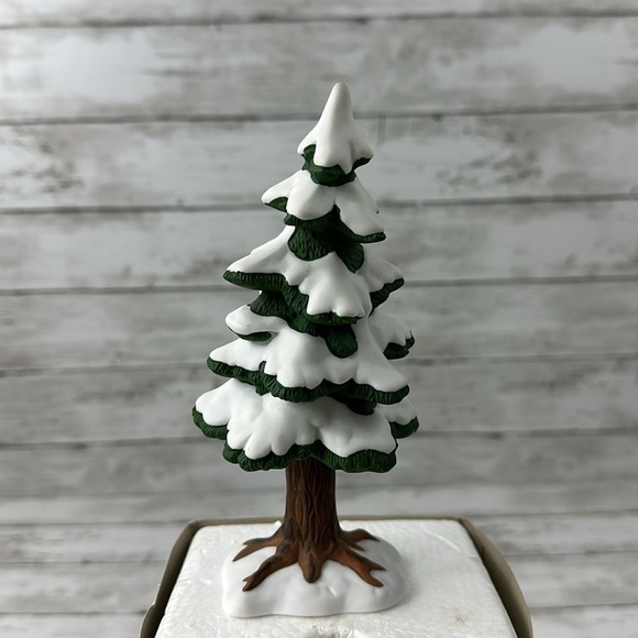 Department 56 “Village Porcelain tree small”
As is repaired see description - Picture 9 of 10
